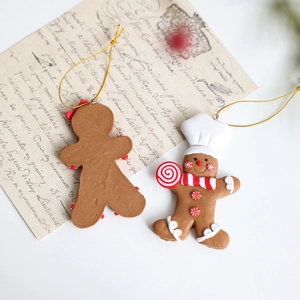 Lebkuchenmann Weihnachtsanhänger mit Kochmütze und Schal für die Baumdekoration