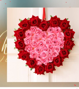 Détail d'une couronne en forme de cœur avec roses de soie rouges et roses doubles