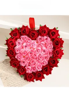 Détail d'une couronne en cœur de roses rouges et roses pour décoration de mariage
