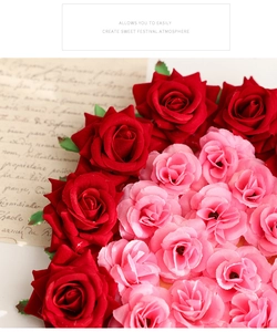 Vue détaillée de roses artificielles en soie rouge et rose pour décoration de fête