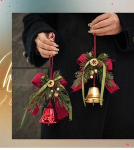 Detalle de campana navideña con piñas, lazo de arpillera roja y cinta verde festiva