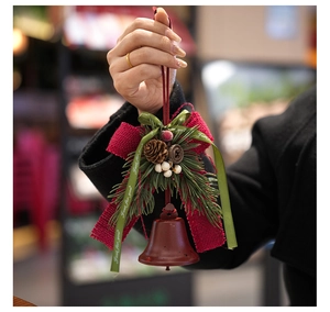 Detalle de campana de Navidad roja con lazo de piña y cinta de Just for you