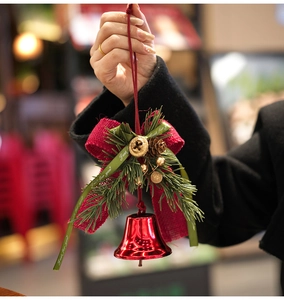 Detalle de campana de Navidad roja con lazo de arpillera, piñas y cinta de Just For You