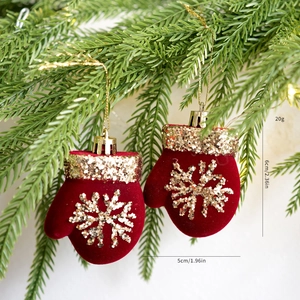 Detalle de guantes navideños rojos aterciopelados con lentejuelas doradas y medidas