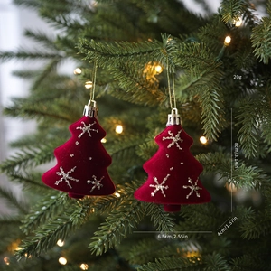 Detalle de adornos navideños de terciopelo rojo con bordado de copos de nieve plateados