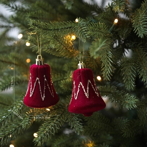 Detalle de campanas de Navidad rojas flocadas con purpurina dorada y medidas del producto