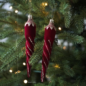 Detalle de adornos de carámbanos rojos flocados con purpurina plateada para el árbol