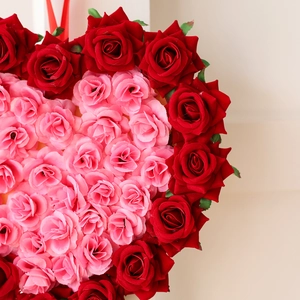 Couronne en forme de cœur avec roses artificielles roses et rouges pour décoration