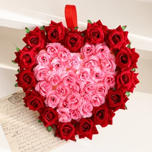 Couronne en forme de cœur avec roses artificielles roses et rouges pour la décoration