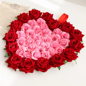 Couronne en forme de cœur avec roses roses et rouges pour décoration de mariage