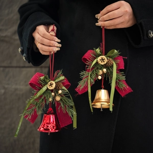 Campanas navideñas con lazos de arpillera rojos, piñas y cintas verdes, set decorativo