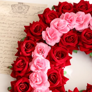 Roter und rosa künstlicher Rosenkranz auf Vintage-Brief für Valentinstag-Dekoration