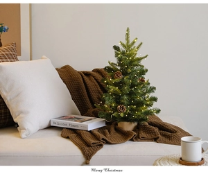 Mini sapin de Noël enneigé avec LED et pommes de pin sur socle en bois pour bureau