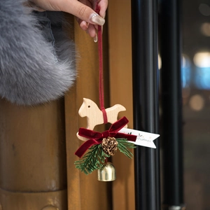 Christmas Wood Horse Hanging Ornament Red Velvet Bow Metal Bell Natural Pinecone Car Rearview Mirror Pendant Home Decor Gift