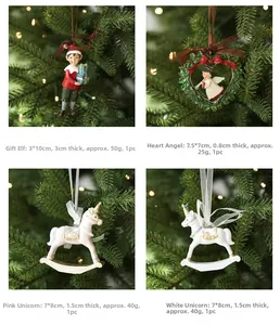 Detalle de adornos navideños de resina con elfos, ángeles y caballitos de madera
