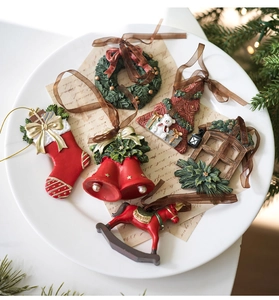 Detalle de seis adornos navideños de resina con texturas vintage y cintas festivas