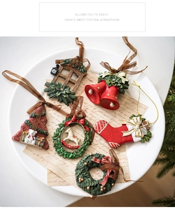 Set de 6 adornos navideños de resina con campanas, coronas y calcetines en plato