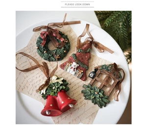 Set de 4 adornos navideños vintage de resina con corona y campana sobre bandeja blanca