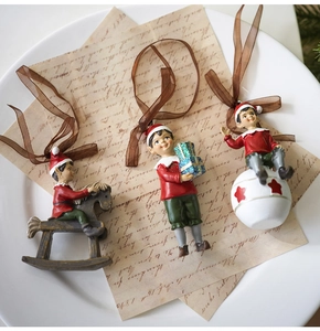 Tres adornos navideños de elfos vintage en caballito de madera y bola decorativa