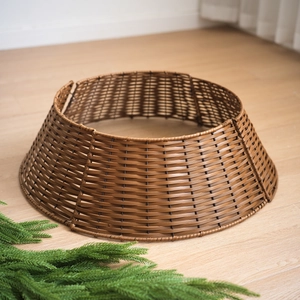 Gros plan du cache-pied de sapin de Noël tressé marron avec texture rotin sur sol en bois