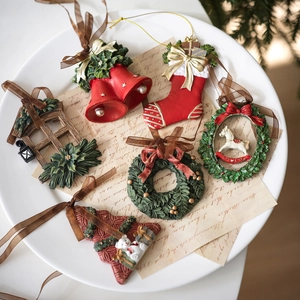 Set de 6 adornos navideños vintage de resina con campanas y calcetines para árbol