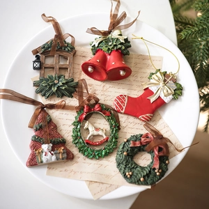 Set de 6 adornos navideños vintage de resina con campanas y guirnaldas en bandeja blanca