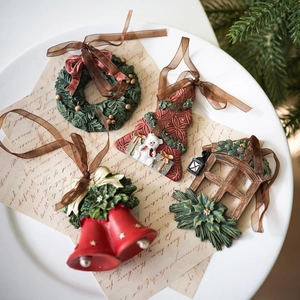 Set de adornos navideños vintage de resina con coronas y campanas decorativas