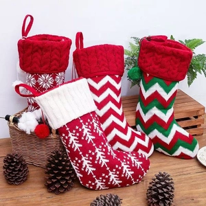 Set gebreide kerstkousen in rood en groen met sneeuwvlokken en kerstboompatronen