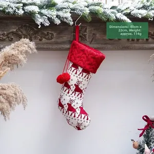 Detail van gebreide kerstsok met elandpatroon, afmetingen 40cm bij 22cm informatie
