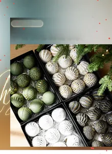 Gros plan de boules de Noël mates et brillantes avec motifs en relief dans une boîte