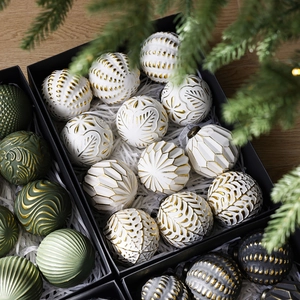 Lot de boules de Noël rétro 8cm avec motifs en relief de luxe dans un coffret cadeau