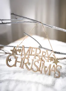 Detail eines Merry Christmas Holzschilds mit Goldglitzersternen und rustikalem Hanfseil
