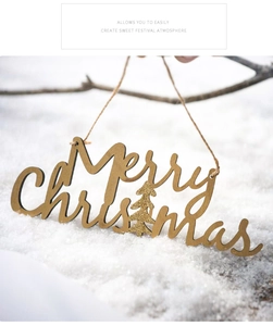 Détail d'une suspension de Noël en bois avec étoile brillante sur fond de neige