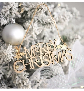 Détail de la décoration de Noël en bois avec étoiles dorées sur un sapin enneigé