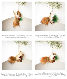 Detailansicht vier Eichhörnchen-Anhänger mit Kiefernzapfen und Beeren für Weihnachtsdeko