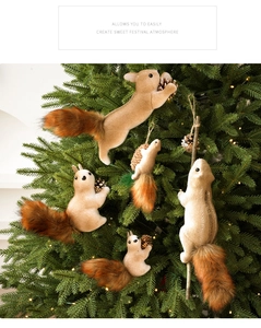 Detailansicht von fünf Eichhörnchen-Anhängern mit flauschigen Schwänzen am Weihnachtsbaum