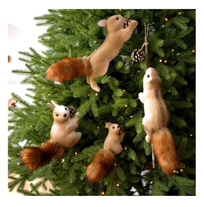 Detailansicht realistischer Plüschhörnchen mit buschigen Schwänzen für den Weihnachtsbaum