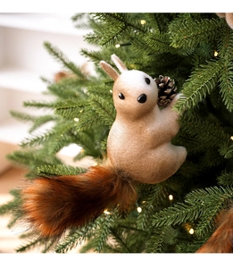 Detail eines flauschigen Eichhörnchen-Anhängers mit Tannenzapfen am Weihnachtsbaum