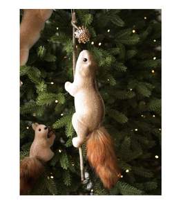 Detail von realistischen Eichhörnchen-Anhängern mit Kunstpelz am Weihnachtsbaum