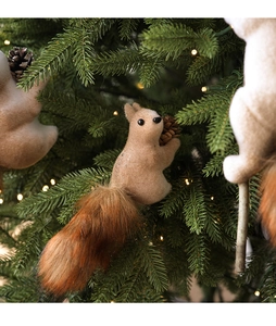 Detail von Plüsch-Eichhörnchen-Weihnachtsbaumschmuck mit flauschigem Schwanz
