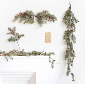 Guirlande de Noël détaillée avec baies rouges et pommes de pin pour décor de fête