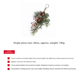 Détail d'une branche de Noël artificielle avec pommes de pin, baies rouges et poudre