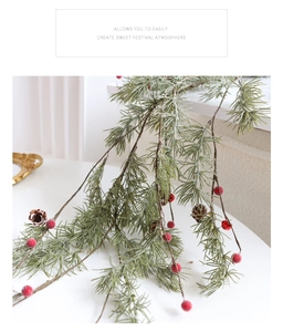 Détails de branches de pin de Noël en PE avec baies rouges et pommes de pin enneigées