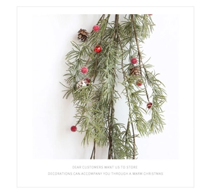 Détail d'une guirlande de Noël givrée avec baies rouges, pommes de pin et clochettes