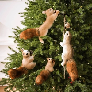 4er-Set Plüsch-Eichhörnchen-Anhänger für den Weihnachtsbaum mit echten Tannenzapfen