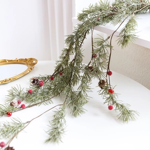 Guirlande de sapin de Noël avec baies rouges et pommes de pin effet enneigé décoratif
