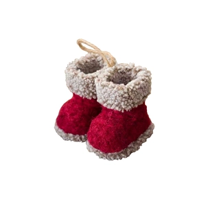 Creatieve rode vilten kerstlaarzen met grijze imitatiebontrand en rustieke henneptouw hanger