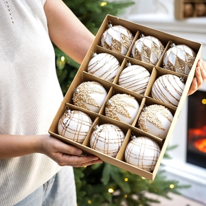 Lot de 12 boules de Noël floquées blanc et or dans une boîte en papier kraft