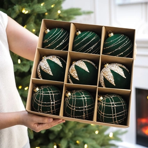 Détails de boules de Noël floquées vert foncé avec paillettes dorées et perles