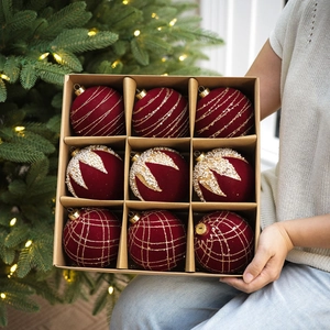 Coffret cadeau de 9 boules de Noël en velours bordeaux avec motifs dorés élégants